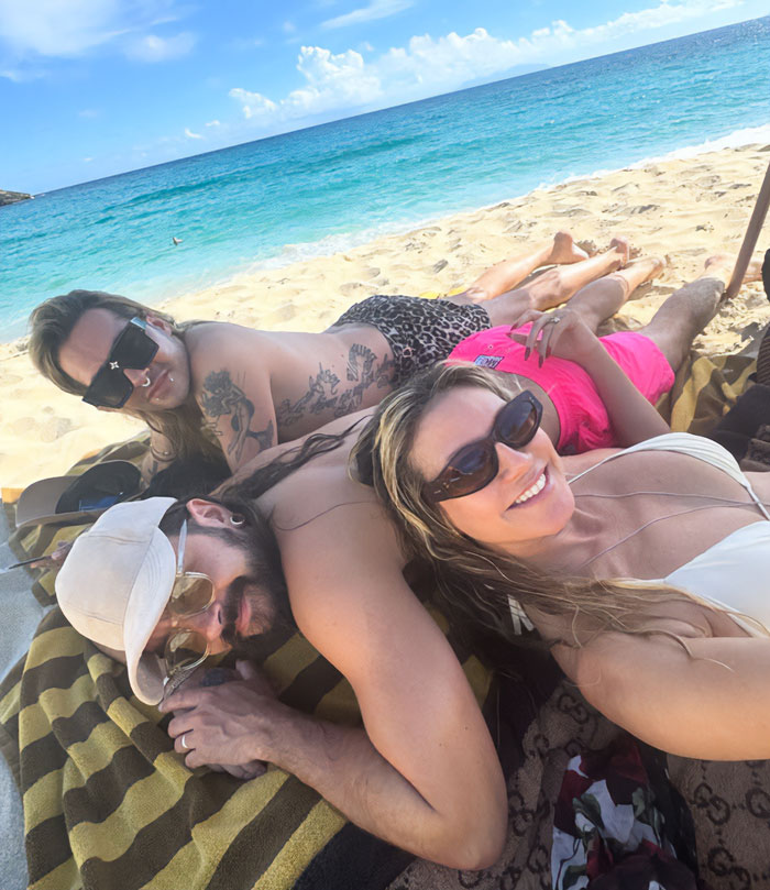 “Lost Her Top”: Heidi Klum, 52, Bared It All Again After Explaining A “Strategic” Beach Decision “Lost Her Top”: Heidi Klum, 52, Bared It All Again After Explaining A “Strategic” Beach Decision