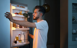 Man Is Fed Up With Wife’s Gross Food Habits, Decides To Teach Her A Lesson But It Doesn’t Go Well