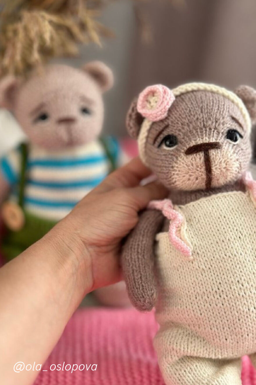 I Knit Teddy Bears Slowly — And Photograph Them Like Little Characters I Knit Teddy Bears Slowly — And Photograph Them Like Little Characters
