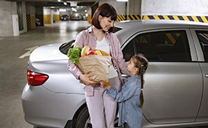 Lady Pulls The “I Have Kids” Card To Make Neighbor Give Up Parking Spot, Steals It When It Fails