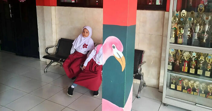 40 Street Photos Capturing Coincidences So Weird, You Might Have To Look Twice