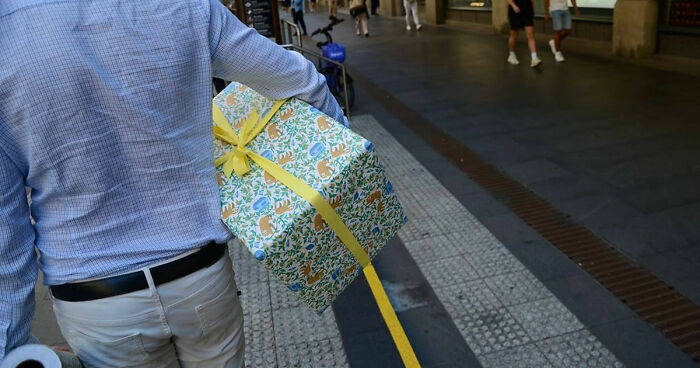 This Photographer Captures Perfectly Timed Street Coincidences In 50 Photos
