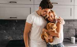 Lady Thinks Shared Apartment Is A Hotel, Roommate Angry As She Gives BF A Key While She’s On Vacay