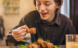 Restaurant Flies In Bigwigs After Man’s Snarky Letter, He Ends Up With A Hilarious Pitch And Patent