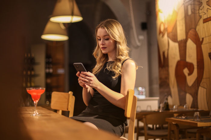 Woman Meets A Guy In A Bar, Wakes Up To Him Having A Whole Conversation With Himself In Her Chat