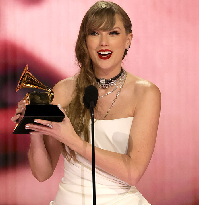 Female celebrity on stage holding a Grammy award, representing Blake Lively and Ryan Reynolds's texts revealing Justin Baldoni case. Female celebrity on stage holding a Grammy award, representing Blake Lively and Ryan Reynolds's texts revealing Justin Baldoni case.