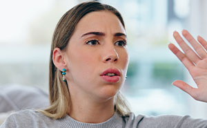 Bride Calls Out MIL’s “Generous” Wedding Gift, Her Fiancé’s Reaction Makes Her End Their Engagement