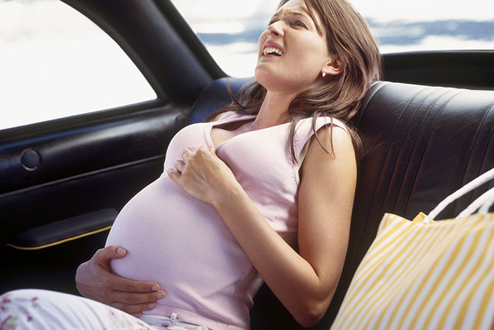 Mulher dá à luz no carro de amigos e fica confusa depois que eles começam a ignorá-la