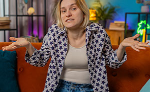 Siblings Bicker At Christmas As Entitled Sister Demands Their Mom’s Present For Herself