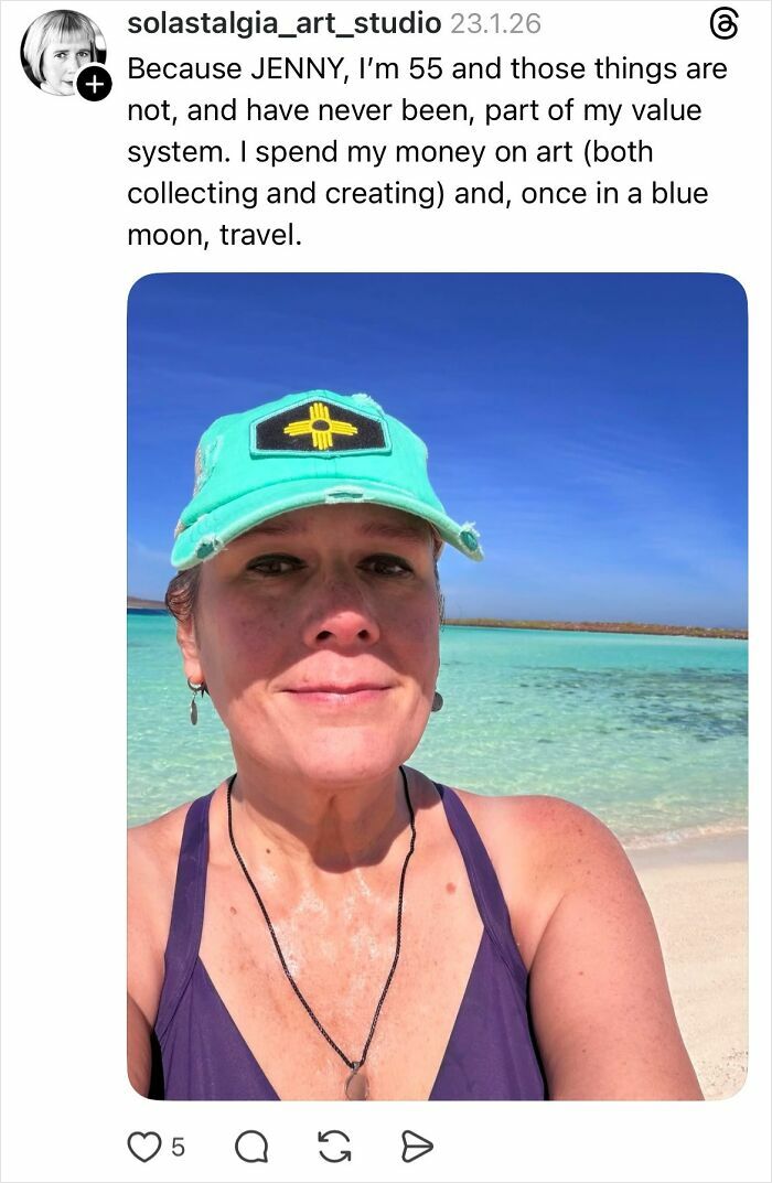 Woman wearing a turquoise cap at the beach, sharing a savage reply about why girls don’t get their nails done.