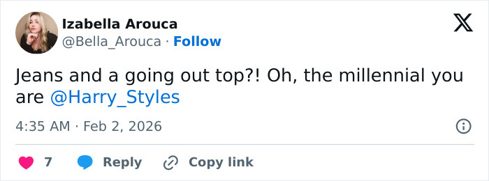 Tweet by Izabella Arouca criticizing Harry Styles' outfit during his 2026 Grammys on-stage appearance.