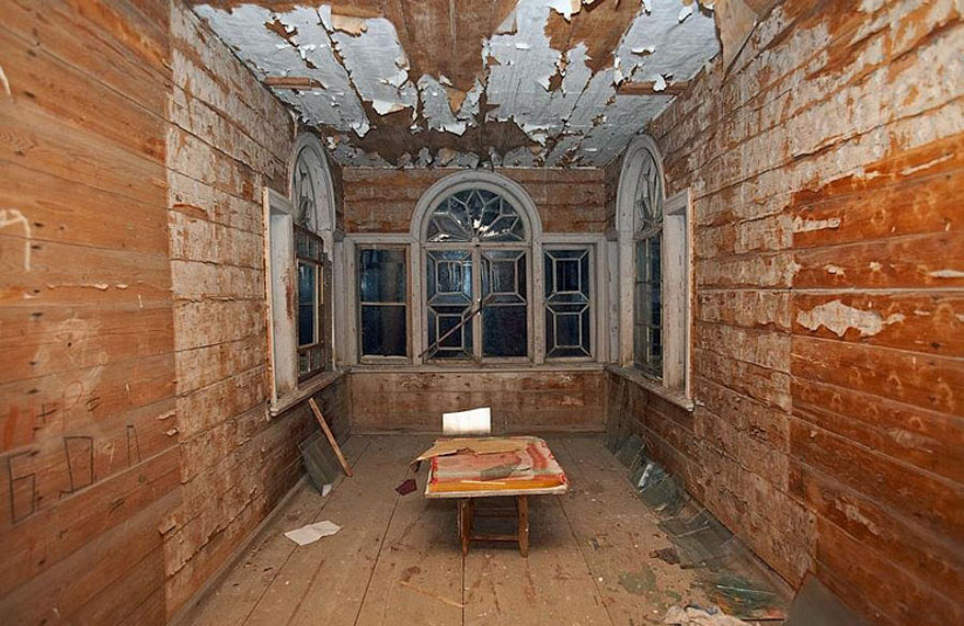 Abandoned wooden house Abandoned wooden house