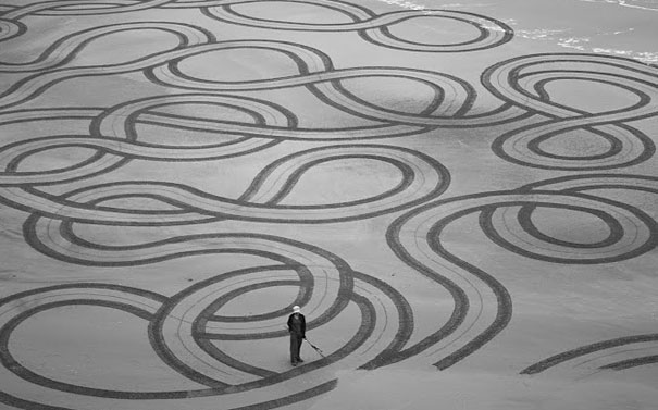 Stunning Sand Drawings by Andres Amador Stunning Sand Drawings by Andres Amador