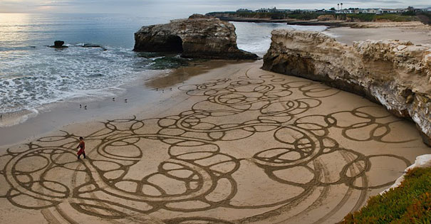 Stunning Sand Drawings by Andres Amador Stunning Sand Drawings by Andres Amador