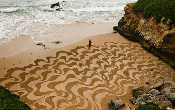 Stunning Sand Drawings by Andres Amador Stunning Sand Drawings by Andres Amador