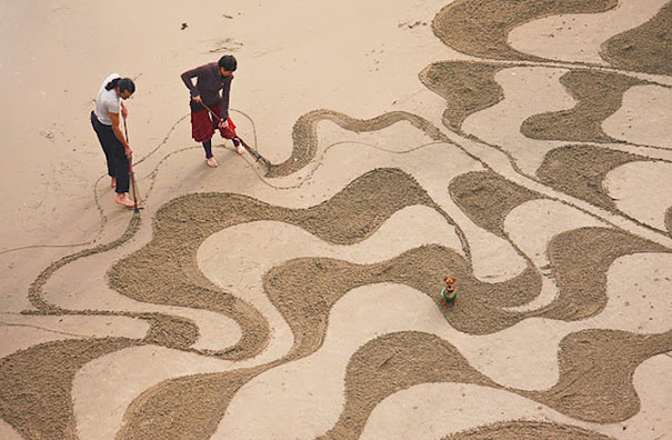 Stunning Sand Drawings by Andres Amador Stunning Sand Drawings by Andres Amador