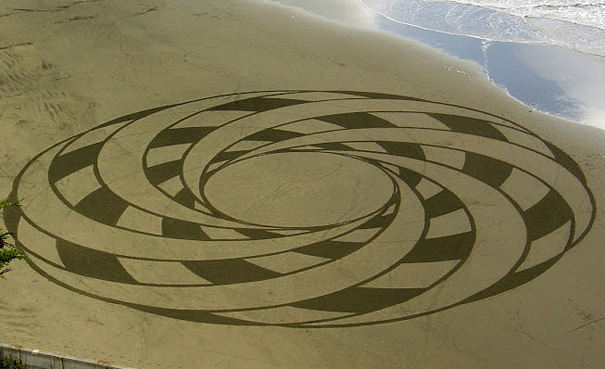 Stunning Sand Drawings by Andres Amador Stunning Sand Drawings by Andres Amador
