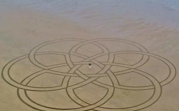 Stunning Sand Drawings by Andres Amador Stunning Sand Drawings by Andres Amador