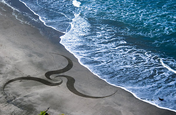 Stunning Sand Drawings by Andres Amador Stunning Sand Drawings by Andres Amador