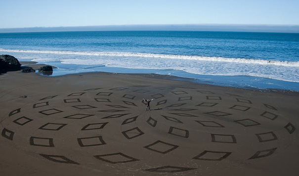 Stunning Sand Drawings by Andres Amador Stunning Sand Drawings by Andres Amador