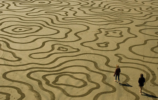Stunning Sand Drawings by Andres Amador Stunning Sand Drawings by Andres Amador