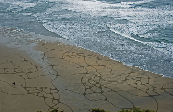 Stunning Sand Drawings by Andres Amador Stunning Sand Drawings by Andres Amador