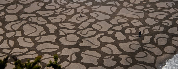 Stunning Sand Drawings by Andres Amador Stunning Sand Drawings by Andres Amador
