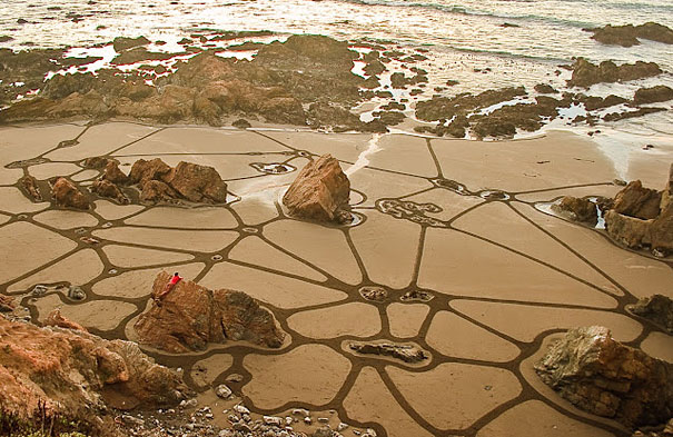 Stunning Sand Drawings by Andres Amador Stunning Sand Drawings by Andres Amador