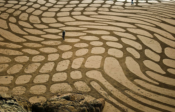 Stunning Sand Drawings by Andres Amador Stunning Sand Drawings by Andres Amador