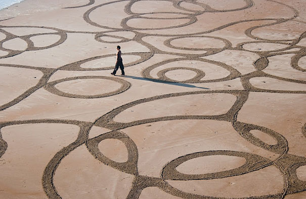 Stunning Sand Drawings by Andres Amador Stunning Sand Drawings by Andres Amador