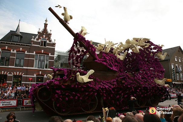 Gigantic Flower Sculpture Festival in Holland Gigantic Flower Sculpture Festival in Holland