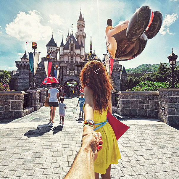 Photographer Follows His Girlfriend Around The World