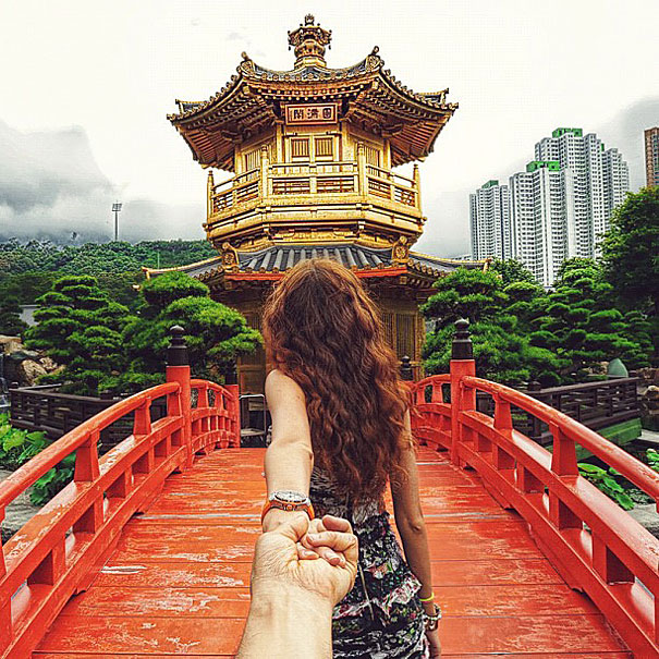 Photographer Follows His Girlfriend Around The World