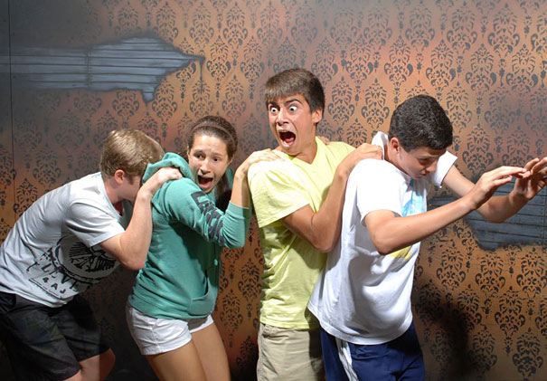 Hilariously Terrified People from a Haunted House 
