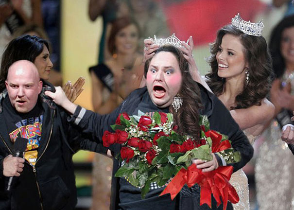 Hilariously Terrified People from a Haunted House 