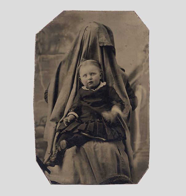 Hidden Mothers: Spooky Photographs of Victorian Babies Held by Their Mothers Hidden Mothers: Spooky Photographs of Victorian Babies Held by Their Mothers