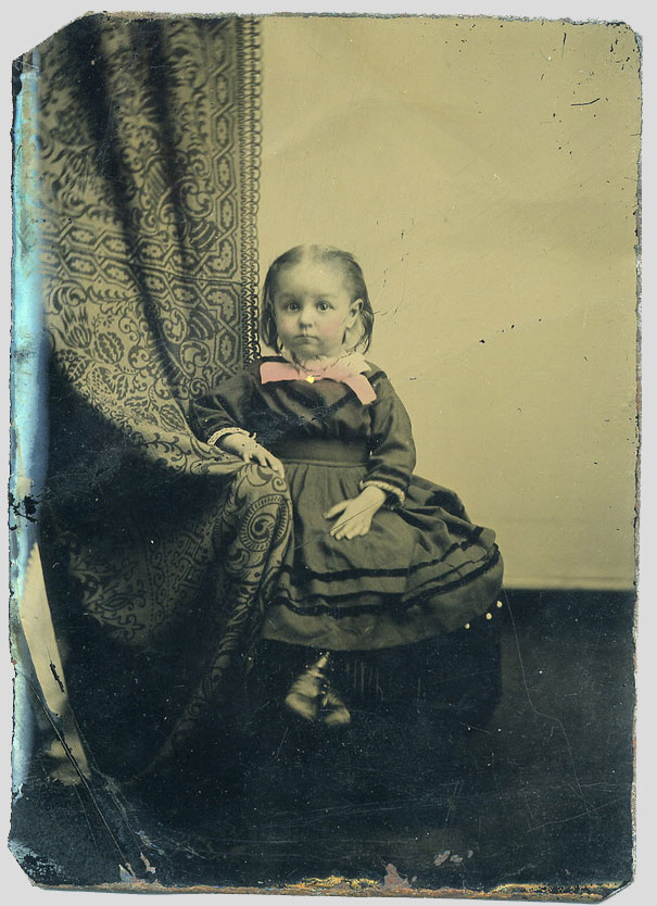 Hidden Mothers: Spooky Photographs of Victorian Babies Held by Their Mothers Hidden Mothers: Spooky Photographs of Victorian Babies Held by Their Mothers