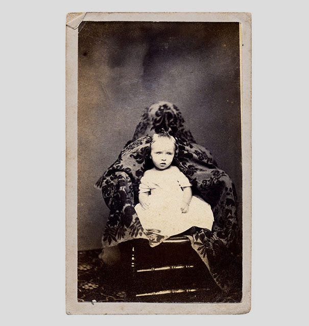 Hidden Mothers: Spooky Photographs of Victorian Babies Held by Their Mothers Hidden Mothers: Spooky Photographs of Victorian Babies Held by Their Mothers