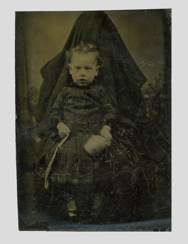 Hidden Mothers: Spooky Photographs of Victorian Babies Held by Their Mothers Hidden Mothers: Spooky Photographs of Victorian Babies Held by Their Mothers