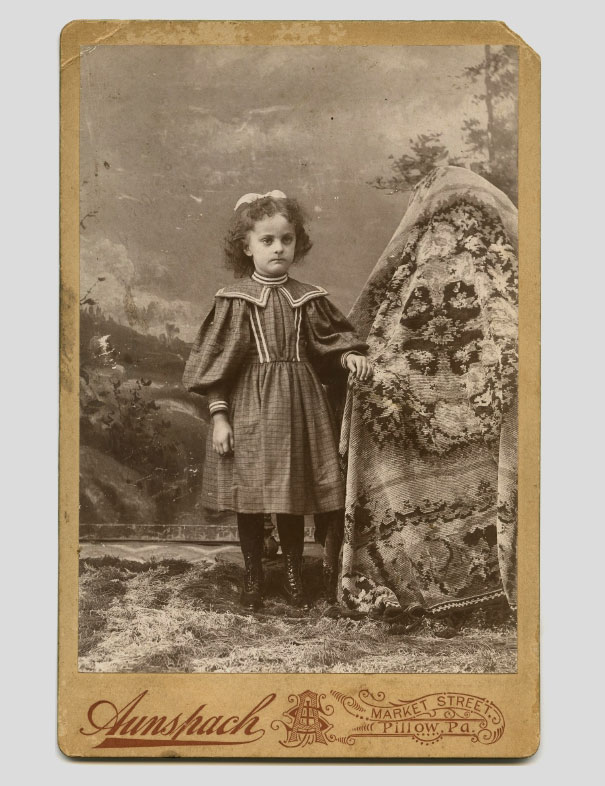 Hidden Mothers: Spooky Photographs of Victorian Babies Held by Their Mothers Hidden Mothers: Spooky Photographs of Victorian Babies Held by Their Mothers
