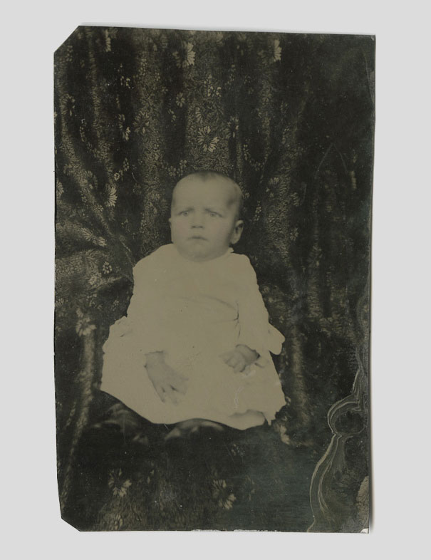 Hidden Mothers: Spooky Photographs of Victorian Babies Held by Their Mothers Hidden Mothers: Spooky Photographs of Victorian Babies Held by Their Mothers