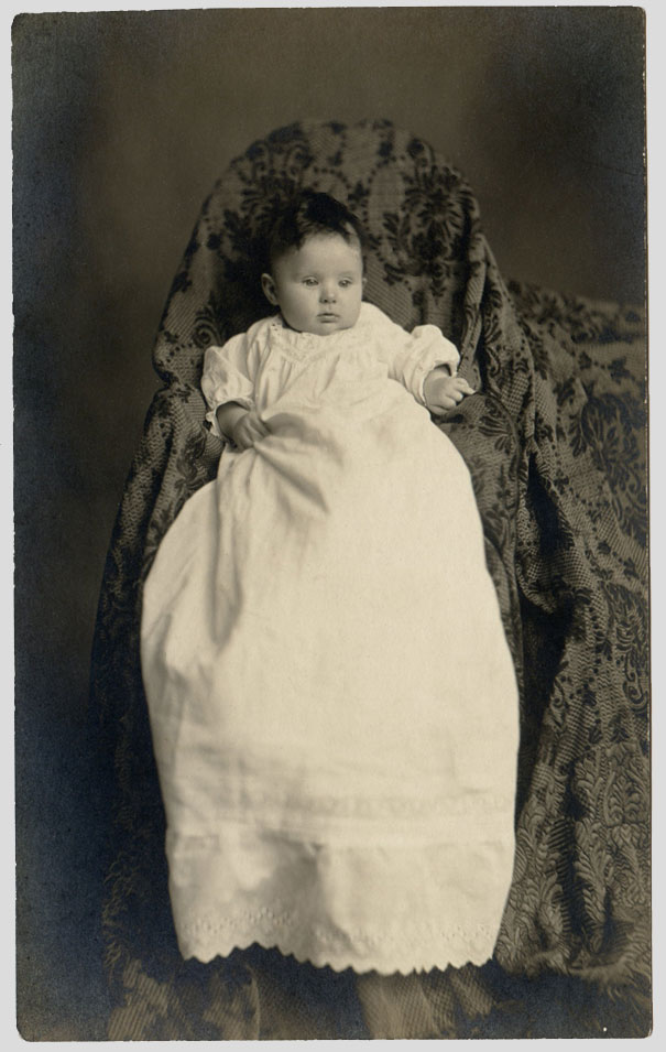 Hidden Mothers: Spooky Photographs of Victorian Babies Held by Their Mothers Hidden Mothers: Spooky Photographs of Victorian Babies Held by Their Mothers