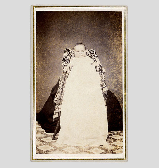 Hidden Mothers: Spooky Photographs of Victorian Babies Held by Their Mothers Hidden Mothers: Spooky Photographs of Victorian Babies Held by Their Mothers