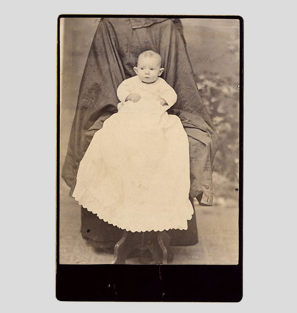 Hidden Mothers: Spooky Photographs of Victorian Babies Held by Their Mothers Hidden Mothers: Spooky Photographs of Victorian Babies Held by Their Mothers