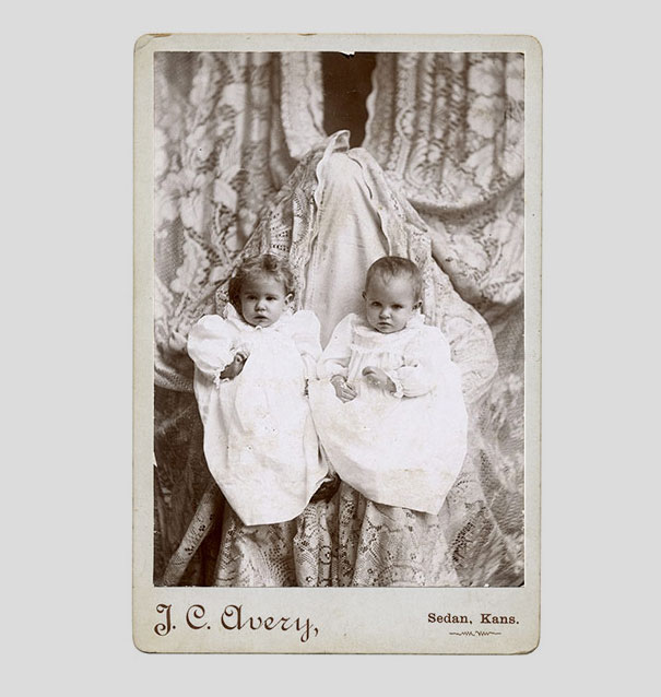 Hidden Mothers: Spooky Photographs of Victorian Babies Held by Their Mothers Hidden Mothers: Spooky Photographs of Victorian Babies Held by Their Mothers