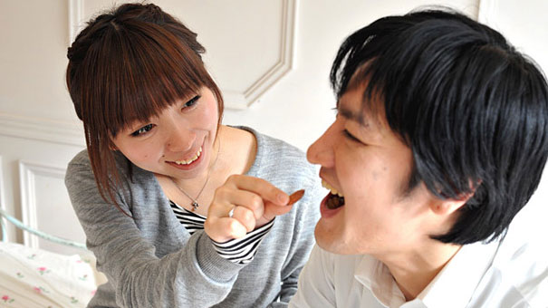 How to Use Your Right Hand To Make Others Think You Have a Girlfriend