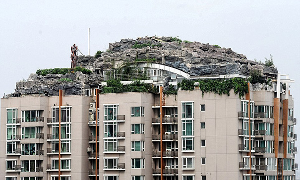 Professor Builds Illegal Mountain Villa Atop 26-Story Building in Beijing Professor Builds Illegal Mountain Villa Atop 26-Story Building in Beijing