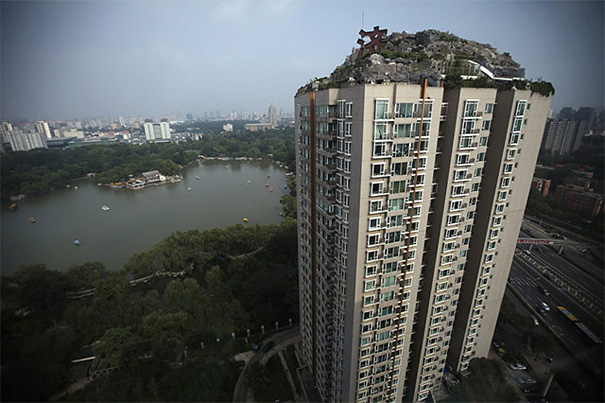 Professor Builds Illegal Mountain Villa Atop 26-Story Building in Beijing Professor Builds Illegal Mountain Villa Atop 26-Story Building in Beijing