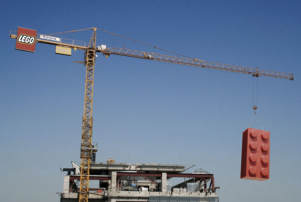 30 Creative Ads Using Oversized Objects