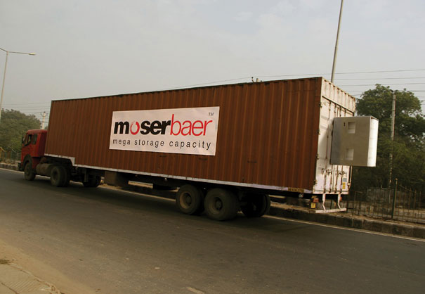 30 Creative Ads Using Oversized Objects